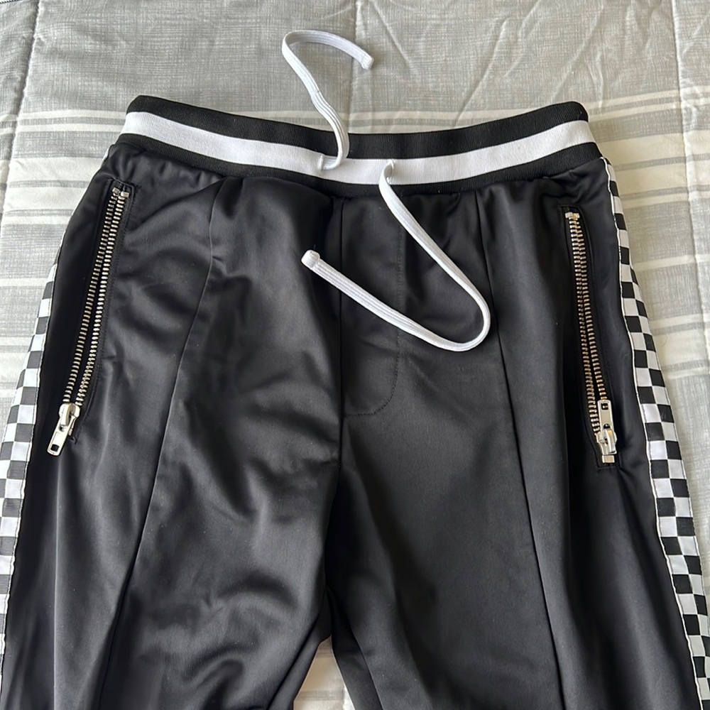 Black sweatpants, checkered .